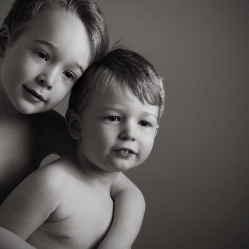 Sibling pose - children portrait photography