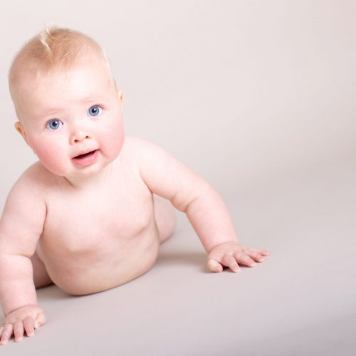 Baby crawling - cute baby photo shoot ideas